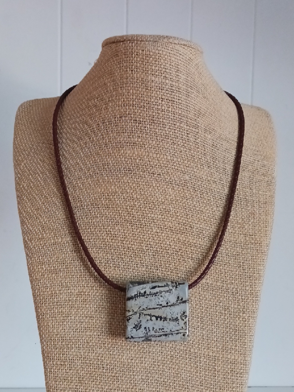 JASPER ON LEATHER CORD NECKLACE.